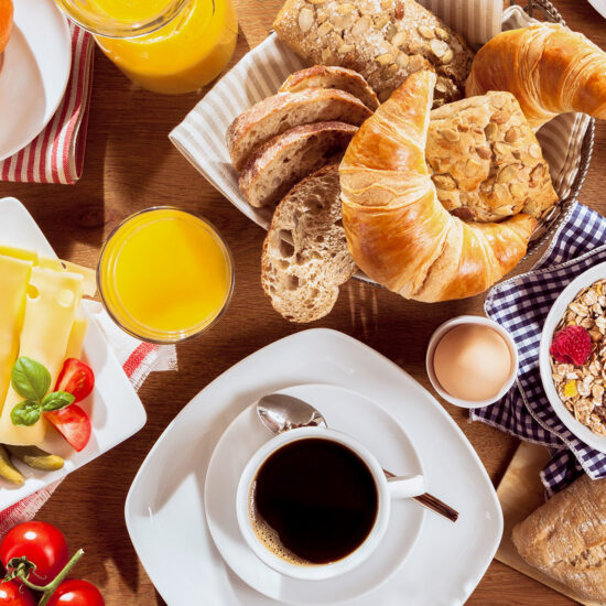 Un petit déjeuner buffet avec du salé, du sucré des boissons chaudes et froides, des fruits en fonction des saisons